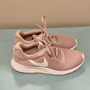 Nike Tanjun Women’s Sneakers